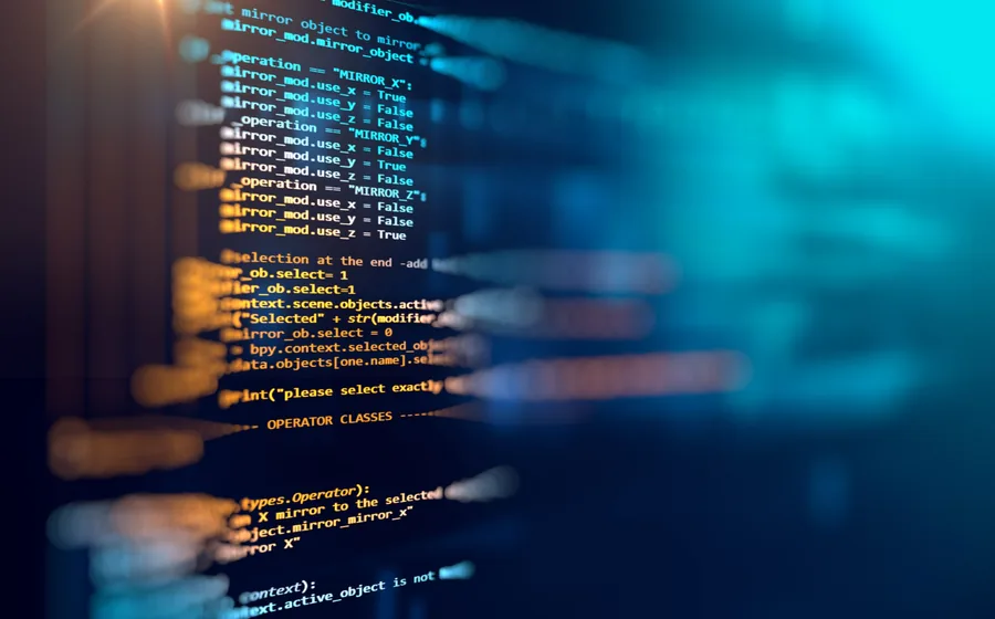 Code und digitale Automatisierung auf dunklem Bildschirm
